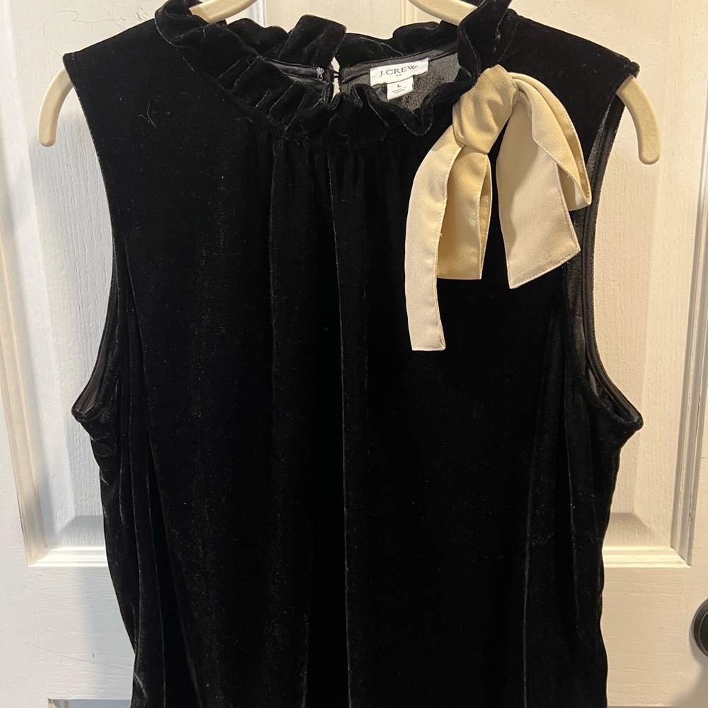 Sleeveless Blouse
Black with Gold Bow
Velvet 
J Crew
Size L